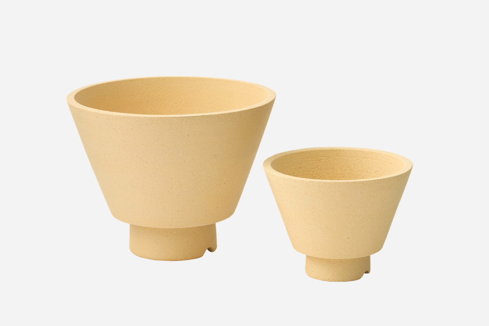 〈ランドスケーププロダクツ〉の植木鉢<br /> 彫刻のような存在感のある植木鉢は、〈ランドスケーププロダクツ〉が焼き物の産地、滋賀県・信楽を拠点とする〈NOTA＆design〉と組んで作ったもの。植物を引き立てるミニマルなデザインで、モダンな空間にもよく似合う。通気性や排水性に優れた素焼きの陶器製なので、多肉植物など乾燥を好むグリーンにも。S［φ18×H14cm］¥4,400、L［φ26×H20cm］¥8,800 (ともにプレイマウンテン ☎︎03-5775-6747) 