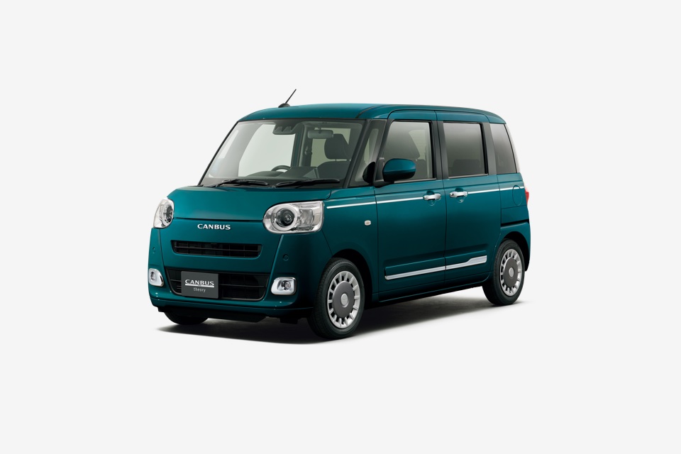 ダイハツの「キャンバス セオリー」 ダイハツの新モデル「キャンバス セオリー」。キーカラーのひとつ「レーザーブルークリスタルシャイン」は、ブルーとグリーンのコントラストが印象的な深みのある色み。落ち着いた色彩にピンポイントのメッキ加飾が映え、上質感のある雰囲気に仕上げた一台。 <strong>ダイハツの「キャンバス セオリー」</strong><br /> ダイハツの新モデル「キャンバス セオリー」。キーカラーのひとつ「レーザーブルークリスタルシャイン」は、ブルーとグリーンのコントラストが印象的な深みのある色み。落ち着いた色彩にピンポイントのメッキ加飾が映え、上質感のある雰囲気に仕上げた一台。